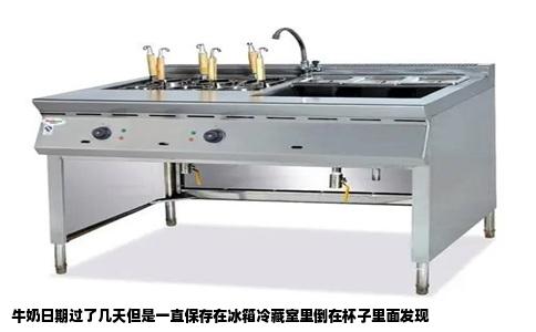牛奶日期过了几天但是一直保存在冰箱冷藏室里倒在杯子里面发现